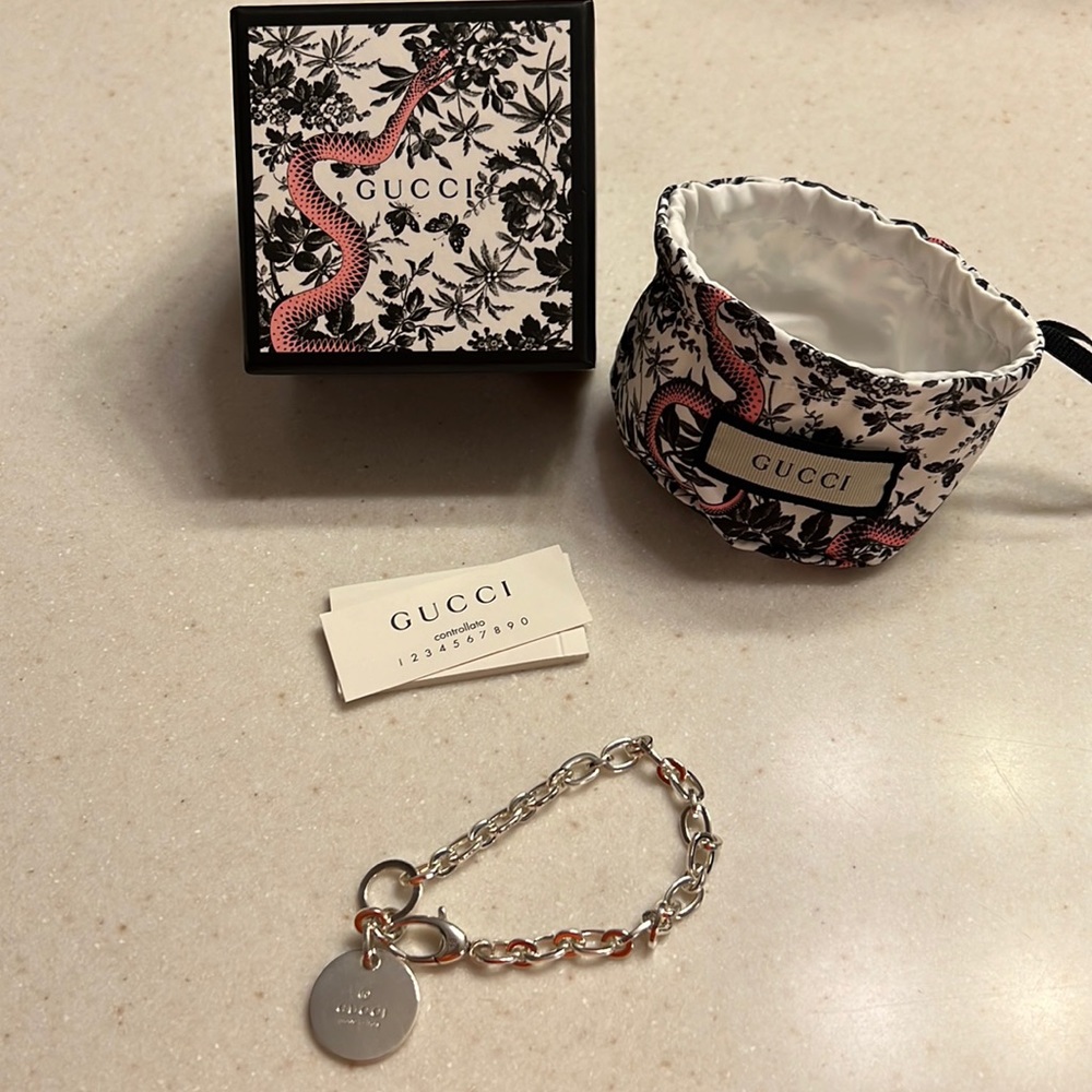 GUCCI ICON GUCCI LOGO SILVER ROUND TRADEMARK CHARM BRACELET